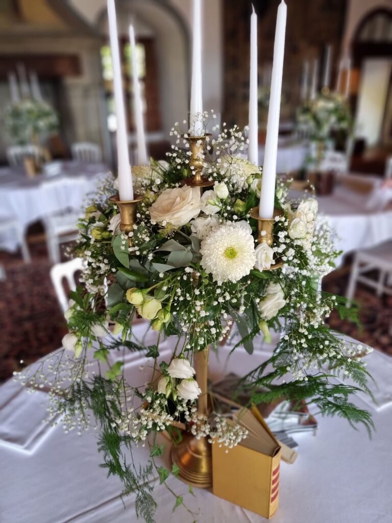 fleurs blanches mariage table